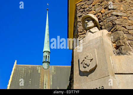 Pardubice, Ostböhmen, Tschechien. WWI War Memorial und St Bartholemew Kirche Stockfoto