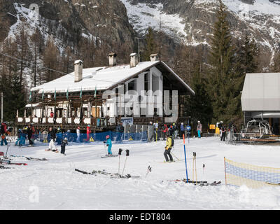 Zerotta Restaurant Talstation Sessellift auf schneebedeckte Pisten in den italienischen Alpen Skigebiet Courmayeur Valle d ' Aosta Italien Europa Stockfoto