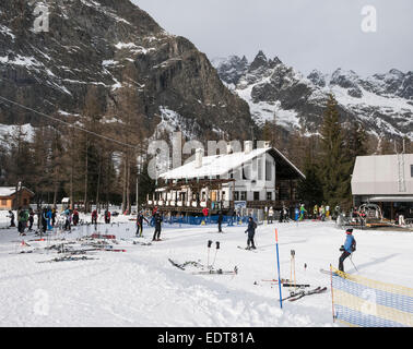 Zerotta Restaurant Talstation Sessellift auf schneebedeckte Pisten in den italienischen Alpen Skigebiet Courmayeur Valle d ' Aosta Italien Europa Stockfoto