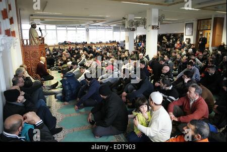 Berlin, Deutschland. 9. Januar 2015. Männer nehmen an Freitagsgebet im Interkulturelles Zentrum für Dialog und Bildung (IZDB) in Berlin, Deutschland, 9. Januar 2015. Alle muslimischen Organisationen haben den Angriff in Paris verurteilt. Foto: Jörg CARSTENSEN/Dpa/Alamy Live News Stockfoto