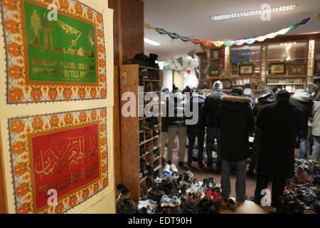 Berlin, Deutschland. 9. Januar 2015. Männer nehmen an Freitagsgebet im Interkulturelles Zentrum für Dialog und Bildung (IZDB) in Berlin, Deutschland, 9. Januar 2015. Alle muslimischen Organisationen haben den Angriff in Paris verurteilt. Foto: Jörg CARSTENSEN/Dpa/Alamy Live News Stockfoto