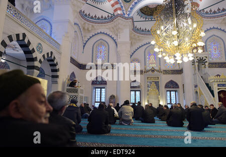 Berlin, Deutschland. 9. Januar 2015. Muslime kommen zusammen für Freitagsgebet in der Sehitlik Moschee in Berlin, Deutschland, 9. Januar 2015. Foto: RAINER JENSEN/Dpa/Alamy Live-Nachrichten Stockfoto