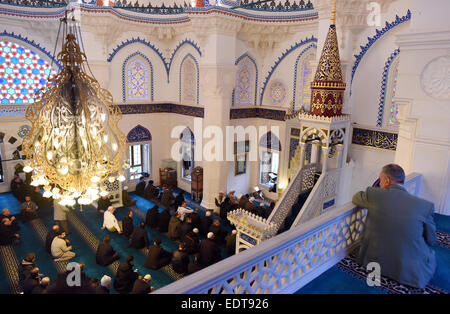 Berlin, Deutschland. 9. Januar 2015. Muslime kommen zusammen für Freitagsgebet in der Sehitlik Moschee in Berlin, Deutschland, 9. Januar 2015. Foto: RAINER JENSEN/Dpa/Alamy Live-Nachrichten Stockfoto