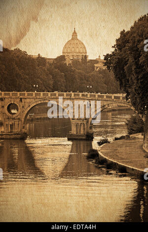 Retro- und Vintage-Stil Blick auf den Tiber, Fluss von Rom und die Brücken mit St. Peter im Hintergrund. Grunge-textu Stockfoto