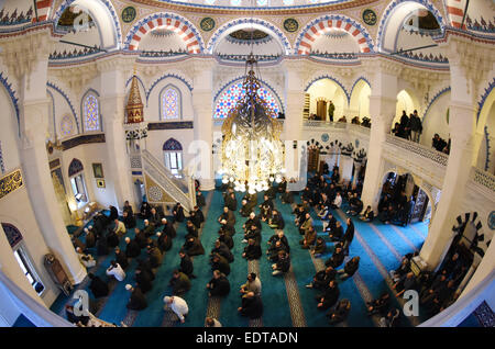 Berlin, Deutschland. 9. Januar 2015. Muslime kommen zusammen für Freitagsgebet in der Sehitlik Moschee in Berlin, Deutschland, 9. Januar 2015. Foto: RAINER JENSEN/Dpa/Alamy Live-Nachrichten Stockfoto