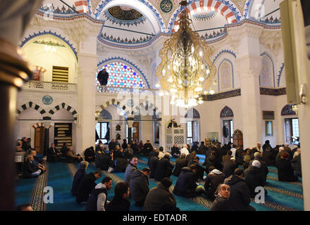 Berlin, Deutschland. 9. Januar 2015. Muslime kommen zusammen für Freitagsgebet in der Sehitlik Moschee in Berlin, Deutschland, 9. Januar 2015. Foto: RAINER JENSEN/Dpa/Alamy Live-Nachrichten Stockfoto