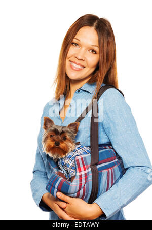 Yorkshire Terrier in Hundes Tragetasche mit Frau Stockfoto