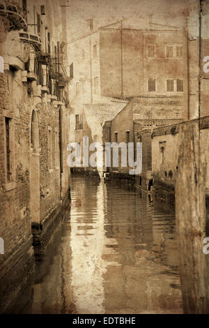 Retro- und Vintage-Stil Blick auf Kanäle der romantischen Stadt Venedig, Italien. Grunge Texturen als Hintergrund Stockfoto