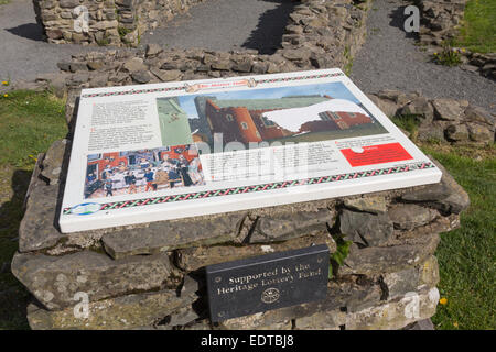 Infotafel und Heritage Lottery Fund Plaque von den Ruinen von Kendal Castle, Cumbria. Stockfoto