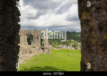 Kendal im Lake District mit einem Querschnitt von der Ruine Herrenhaus in Kendal Castle, Cumbria. Die lange verfallenen Burg stammt aus dem 12. Jahrhundert. Stockfoto