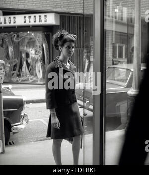 1960er Jahre historische Bild von einer jungen Dame Schaufensterbummel, Carnaby Street, London, England. Stockfoto