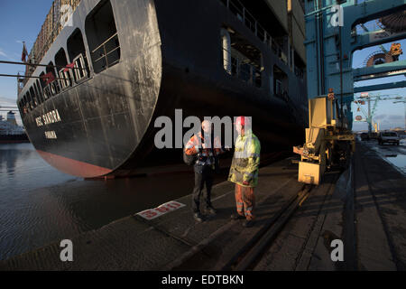 James Smart (links), einer der dem Team von Liverpool Piloten von Liverpool Pilot Services Ltd am Fluss Mersey, England beschäftigt. Stockfoto