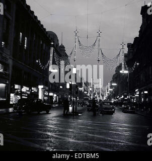 1960er Jahren Geschichtsbild der Londoner Regent Street ist nachts beleuchtet. Stockfoto