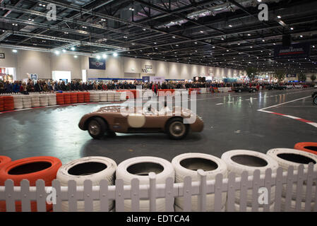 Excel, London Docklands, UK. 9. Januar 2015. Die London-Oldtimer-Show. Jaguar C-Type, einst im Besitz von Fangio, nimmt an der Grand Avenue durch Scharen von Besuchern beobachtet. Bildnachweis: Malcolm Park Leitartikel/Alamy Live-Nachrichten Stockfoto