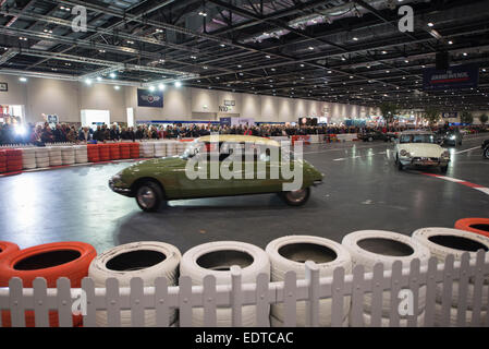 Excel, London Docklands, UK. 9. Januar 2015. Die London-Oldtimer-Show. Klassische Citroens nehmen an der Grand Avenue durch Scharen von Besuchern beobachtet. Bildnachweis: Malcolm Park Leitartikel/Alamy Live-Nachrichten Stockfoto