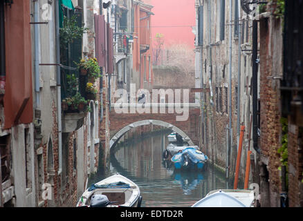 Im Winter kleine Kanäle in den Gassen von Venedig Italien gedreht. Stockfoto