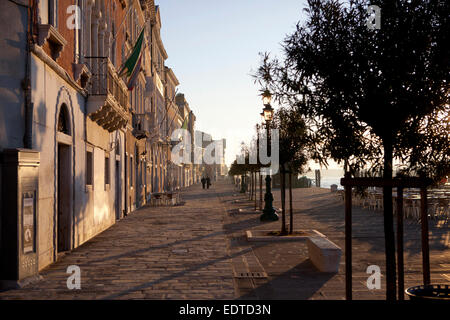 A Straßenszene in Venedig mit Licht des frühen Morgens. Stockfoto