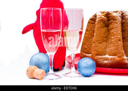 Champagner und Weihnachtsdekorationen auf weißem Hintergrund Stockfoto