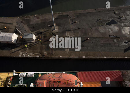 Das Panama registrierte Containerschiff MSC Sandra, verlassen Seaforth Docks, Liverpool, England, UK. Stockfoto