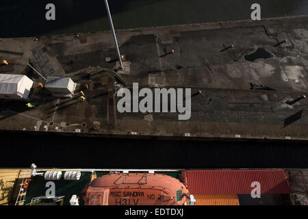Das Panama registrierte Containerschiff MSC Sandra, verlassen Seaforth Docks, Liverpool, England, UK. Stockfoto