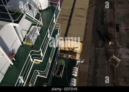 Die Decks des Behälters Panama registrierte Schiff MSC Sandra, Segeln von Seaforth Docks, Liverpool, UK. Stockfoto