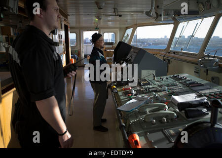 Die Mannschaft arbeitet auf der Brücke der Panama registrierte Containerschiff MSC Sandra, Seaforth Dock, Liverpool, England, UK. Stockfoto