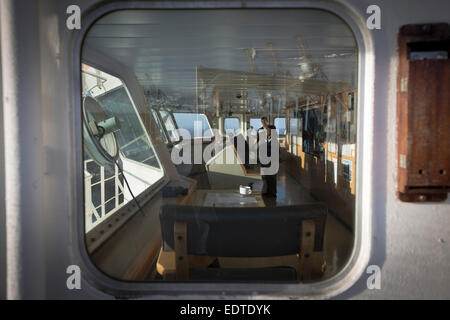 Die Mannschaft arbeitet auf der Brücke der Panama registrierte Containerschiff MSC Sandra, Seaforth Docks, Liverpool, England, Vereinigtes Königreich. Stockfoto