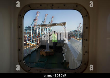 Kapitän des Schiffes, Vladimir Novogradec, an Bord der MSC Sandra als es erwartet, um von Seaforth Dock, Liverpool, England, UK zu segeln. Stockfoto