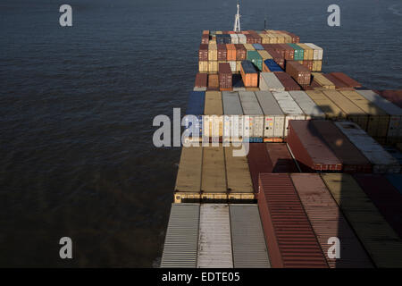 Das Panama registrierte Containerschiff MSC Sandra tritt Freiwasser nach verlassen Seaforth Docks, Liverpool, England, UK. Stockfoto