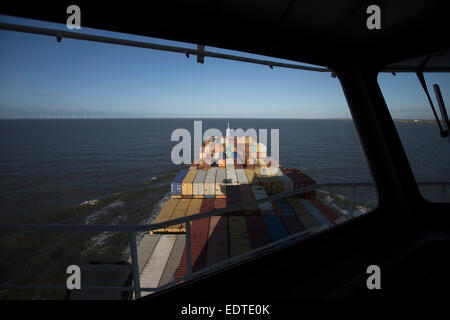 Das Panama registrierte Containerschiff MSC Sandra tritt Freiwasser nach verlassen Seaforth Docks, Liverpool, England, UK. Stockfoto