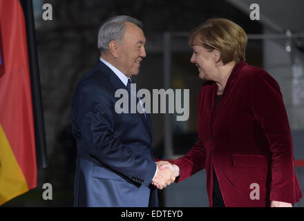 Berlin, Deutschland. 9. Januar 2015. Deutsche Bundeskanzlerin Angela Merkel (CDU) begrüßt kasachischen Präsidenten Nursultan Nazarbayev vor dem Kanzleramt in Berlin, Deutschland, 9. Januar 2015. Foto: RAINER JENSEN/Dpa/Alamy Live-Nachrichten Stockfoto