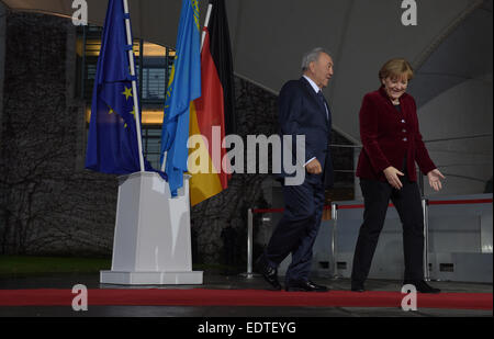 Berlin, Deutschland. 9. Januar 2015. Deutsche Bundeskanzlerin Angela Merkel (CDU) begrüßt kasachischen Präsidenten Nursultan Nazarbayev vor dem Kanzleramt in Berlin, Deutschland, 9. Januar 2015. Foto: RAINER JENSEN/Dpa/Alamy Live-Nachrichten Stockfoto