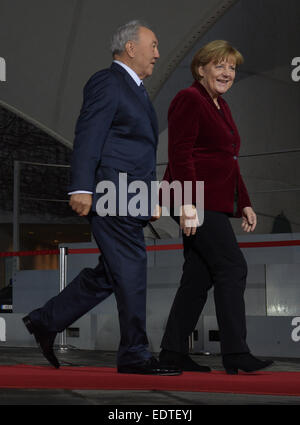 Berlin, Deutschland. 9. Januar 2015. Deutsche Bundeskanzlerin Angela Merkel (CDU) begrüßt kasachischen Präsidenten Nursultan Nazarbayev vor dem Kanzleramt in Berlin, Deutschland, 9. Januar 2015. Foto: RAINER JENSEN/Dpa/Alamy Live-Nachrichten Stockfoto