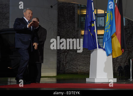 Berlin, Deutschland. 9. Januar 2015. Kasachischen Präsidenten Nursultan Nazarbayev (vorne) besucht das Kanzleramt in Berlin, Deutschland, 9. Januar 2015. Foto: RAINER JENSEN/Dpa/Alamy Live-Nachrichten Stockfoto