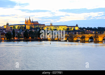 Tschechische Republik, Prag, Blick Auf die Prager Burg Und Karlsbrücke, Tschechische Republik, Prag, Aussicht auf Prager Burg und Charles Stockfoto