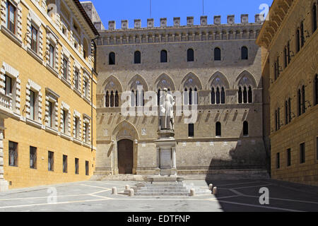 Italien, Toskana, Siena, Banca Monte dei Paschi di Siena, Palazzo Salimbeni Mit Statue des Kanonikers Sallustion Bandini, Italien, Stockfoto