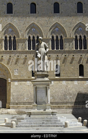 Italien, Toskana, Siena, Banca Monte dei Paschi di Siena, Palazzo Salimbeni Mit Statue des Kanonikers Sallustion Bandini, Italien, Stockfoto