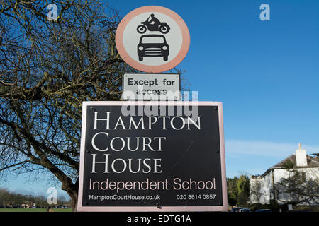 Melden Sie für Hampton Court Haus unabhängige Schule, unter einem keine Autos oder Motorräder Straßenschild, Hampton Court, London, england Stockfoto