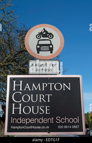 Melden Sie für Hampton Court Haus unabhängige Schule, unter einem keine Autos oder Motorräder Straßenschild, Hampton Court, London, england Stockfoto