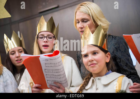 Berlin, Deutschland. 9. Januar 2015. Bundesministerin für Familie, Senioren, Frauen und Jugend, Manuela Schwesig (SPD), empfängt Sternsinger in ihrem Ministerium in Berlin, Deutschland, 9. Januar 2015. Foto: LUKAS SCHULZE/Dpa/Alamy Live News Stockfoto