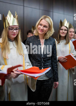 Berlin, Deutschland. 9. Januar 2015. Bundesministerin für Familie, Senioren, Frauen und Jugend, Manuela Schwesig (SPD), empfängt Sternsinger in ihrem Ministerium in Berlin, Deutschland, 9. Januar 2015. Foto: LUKAS SCHULZE/Dpa/Alamy Live News Stockfoto