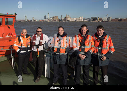 Ein Team von Liverpool Piloten beschäftigt von Liverpool Pilot Services Ltd am Fluss Mersey, England, an Bord eine Pilotstart. Stockfoto