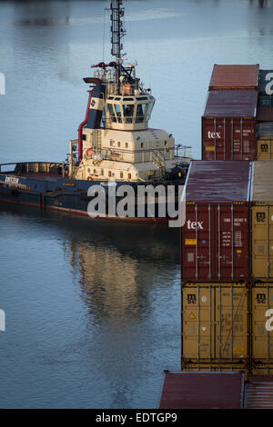 Ein Schlepper ziehen das Panama registrierte Containerschiff MSC Sandra an der Seaforth Docks, Liverpool, England, UK. Stockfoto