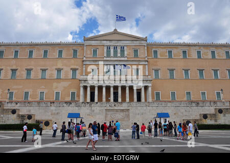 Besucher des griechischen Parlaments. Touristen fotografieren mit den Evzone Soldaten am Grab des unbekannten Soldaten. Stockfoto