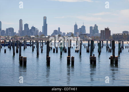 Skyline von Melbourne gesehen von St. Kilda Pier, Australien Stockfoto