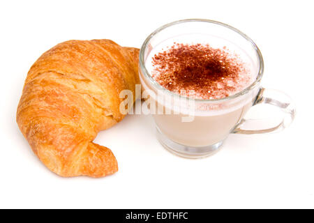 Cappuccino und Croissant oben gesehen in der Nähe auf einem weißen Hintergrund Stockfoto