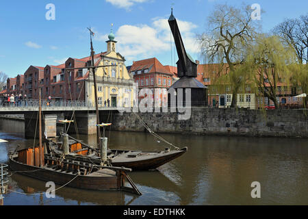 Historischer Kran am Fluss Ilmenau mit Booten in Lüneburgs Zentrum, 20. April 2013 Stockfoto