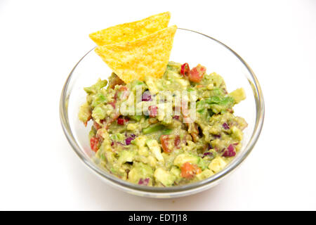 Guacamole in Glasschüssel auf weißem Hintergrund Stockfoto
