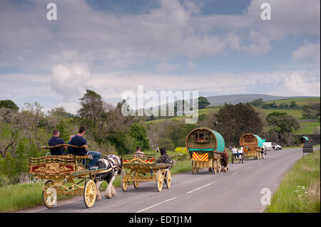 Pferdekutsche Wohnwagen in Richtung das Pferd Messe am Appleby in Westmorland entlang der A683 zwischen Sedbergh und Kirkby Stephen Stockfoto