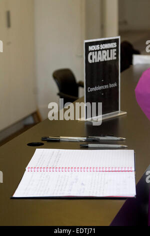 London, UK. 9. Januar 2015. Mitglieder der Öffentlichkeit melden Sie ein Buch von Anteilnahme am Institut Francais in London nach den Terroranschlägen auf die Büros des Satiremagazins Charlie Hebdo in Paris am 7. Januar Stockfoto
